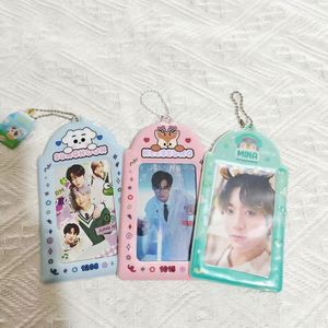 Muestra Gratis: Lindo Porta Tarjetas de PVC con Atractivo Llavero para Guardar Tarjetas de Crédito y Artículos de Papelería - Product Image 5