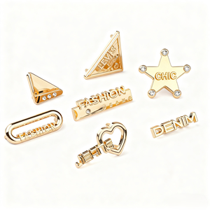 Étiquettes personnalisées de haute qualité avec logo <span class=keywords><strong>en</strong></span> métal de marque Étiquette de plaque gravée de <span class=keywords><strong>lettre</strong></span> de bord découpée au laser pour vêtements <span class=keywords><strong>en</strong></span> forme de rouleau - Product Image 4