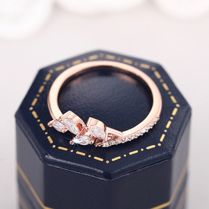 Anello a Foglia per Donna, Gioiello da Dito Elegante e Minimalista alla Moda - Product Image 6