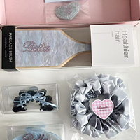 Ensemble de brosses à cheveux en acétate de cellulose et bambou rose avec logo diamant personnalisé et pinces à cheveux en acétate, livré dans un coffret cadeau
