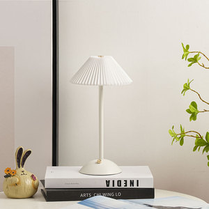 Lampe <span class=keywords><strong>de</strong></span> table LED plissée en tissu sans fil, rechargeable, avec batterie, style moderne et luxueux, pour restaurant - Product Image 2