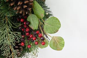 Good Selling Customized Eco-Friendly <b>Pinecone</b> Red Fruit Decorative Christmas Artificial Wreath - Product Image 4