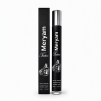 Parfum pour femme en spray, flacon en verre noir fin, capuchon argenté, boîte de présentation, intérieur sombre et chaleureux, durable