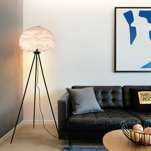 Lampe sur pied moderne à plumes, abat-jour blanc, LED, base E26, trépied, intensité variable, CRI 90, lumière blanc chaud 3500K, éclairage résidentiel - Product Image 5