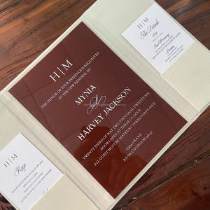 Carpeta de Invitación de Boda de Terciopelo de Lujo con Estampado Dorado y Monograma Personalizado para Invitaciones Elegantes de Boda, Cumpleaños o Graduación - Product Image 3