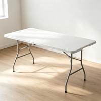 Table de salle à manger pliante moderne de 6 pieds avec structure en acier et plateau en HDPE, idéale pour les événements, la restauration et la location, résistante à l'eau et durable pour une utilisation en extérieur