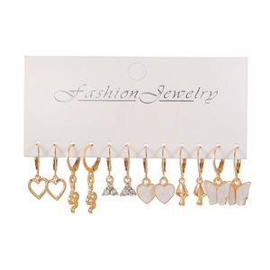 Ensemble de boucles d'oreilles fantaisie en or avec pendentifs cœur, papillon et serpent – Cadeau pour femme - Product Image 5