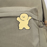 Broche en émail jaune mignonne de personnage de dessin animé, petite figurine joyeuse pour la décoration de sac à dos