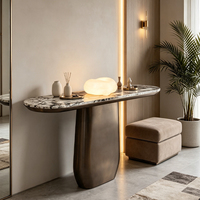 Table d'entrée de luxe pour salon, table console moderne avec plateau en marbre de forme incurvée irrégulière et base en acier de luxe
