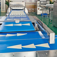 Ligne de production industrielle de croissants, du laminage de la pâte au façonnage et à la mise en forme, ensemble complet d'équipements pour la fabrication de croissants