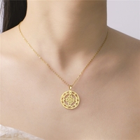 Collier délicat imperméable en acier inoxydable argenté avec pendentif nœud de sorcière en or 18 carats pour femme