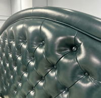 Cadre de lit rembourré vert avec tête de lit capitonnée en forme d'arche, pieds dorés, mobilier de chambre moderne pour suite d'hôtel