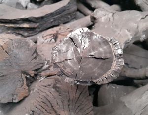 ถ่านไม้ลำไยดำแท่งจากเวียดนาม ราคาดีที่สุด สะอาด ติดไฟนาน ให้ความร้อนสูง เหมาะสำหรับเตาบาร์บีคิว - Product Image 1