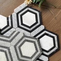 Mosaïques murales en pierre naturelle à motif floral hexagonal moderne blanc de Carrare avec des accents de pierre noire pour salle de bain cuisine