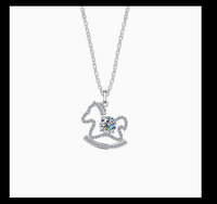 Collier élégant en forme de cheval avec micro-pavé de diamants, idéal pour un usage quotidien