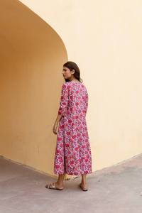 Robe Aphrodite imprimée à la main, longueur mi-mollet, motif floral, style bohème décontracté pour femmes - Product Image 6