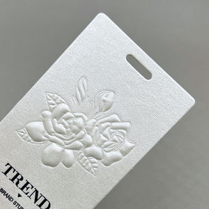 Étiquettes personnalisées pour vêtements féminins, gaufrage 3D, marquage à chaud, étiquettes de vêtements en papier écologique pour sacs et chaussures - Product Image 2