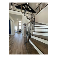 Escaliers en spirale sur mesure avec marches en bois massif et balustrade en fer forgé pour projet architectural