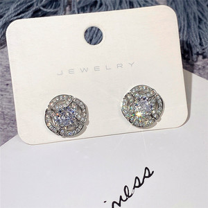Orecchini a Perno in Cristallo Geometrico Traforato per Donne, Accessori Minimalisti per Uso Quotidiano - Product Image 4