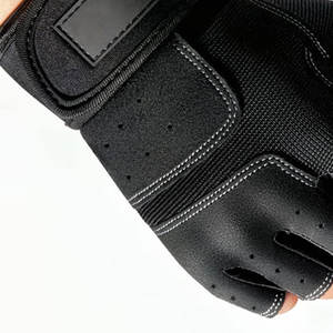 Gants de musculation en cuir demi-doigts de haute qualité personnalisés en gros pour hommes avec sangle de poignet réglable pour la salle de sport et l'haltérophilie - Product Image 4