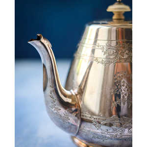 Théière Gabriella P. Sheffield avec gravures et bouton en os, bouilloire élégante pour les amateurs de thé - Product Image 4