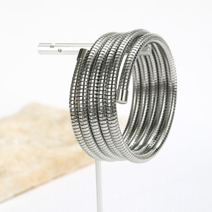 Pulsera de acero inoxidable de varias capas con anillo elástico enrollado, joyería unisex con acabado en oro blanco - Product Image 1