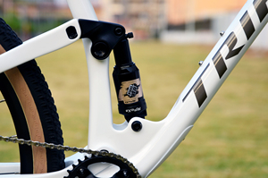 Bicicleta de Montaña 29er con <span class=keywords><strong>Manillar</strong></span> Integrado de Fibra de Carbono y Cableado Interno para un Control Preciso en el Senderismo - Product Image 3