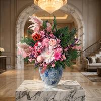 Arrangement de fleurs préservées de luxe dans un vase en porcelaine bleu et blanc, élégante rose éternelle rose pour la décoration de la maison