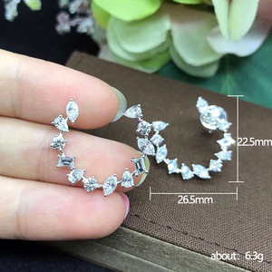 Orecchini a Perno Geometrici a Forma di C con Cristalli per Donne, Accessori Eleganti e Minimalisti per Uso Quotidiano - Product Image 4