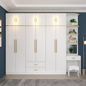 Armoire blanche minimaliste avec quincaillerie dorée, éclairage LED, placard de chambre à coucher haut de gamme avec étagère ouverte, ensemble de coiffeuse intégré - Product Image 1