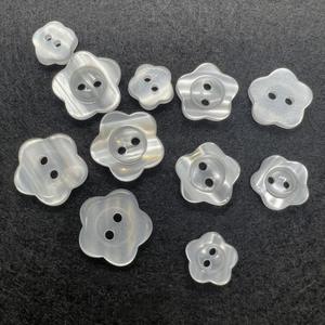 أزرار قميص راتينج بعينين! أزرار زهور بلاستيكية بيضاء شفافة للملابس من اللؤلؤ تصنيع الأزرار - Product Image 3