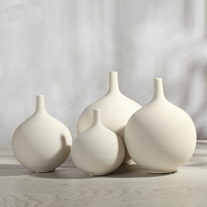 Jarrón de flores de porcelana cruda con forma de bola grabada de líneas finas - Product Image 1