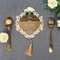 Tarjeta de Menú de Acrílico Dorado Personalizada con Diseño Ornamentado y Decoración de Borlas para Boda con Porta Tarjetas de Terciopelo