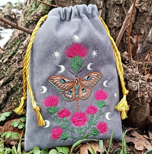 Индивидуальные бархатные мешочки для карт Таро с вышивкой, узором «Одуванчик-бабочка» и кисточкой на шнурке - Product Image 2