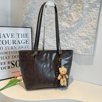 Grand sac fourre-tout en cuir PU pour femme, sac à main vintage à bandoulière avec pendentif ours pour le travail et les trajets quotidiens