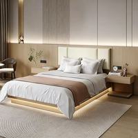 Ensemble de lit en bois massif moderne et écologique sur mesure avec table de chevet suspendue pour projet de chambre d'hôtel