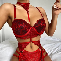 Ensemble de lingerie sexy trois pièces en tissu Dobby Spandex fin sans couture avec coussinets amovibles, col halter et porte-jarretelles en dentelle