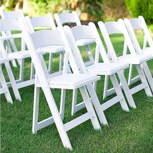 Chaise blanche rembourrée pliante en résine d'Amérique à prix d'usine pour la location d'événements et de mariages - Product Image 3