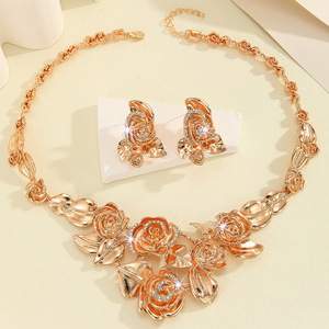 Juego de Collar y Aretes de Metal con Incrustaciones de Circonitas Blancas y Aleación de Zinc Dorado, Estilo Europeo y Americano, Gran Venta - Product Image 3