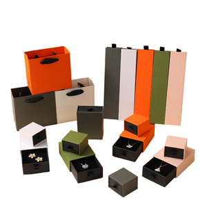 Caja de Joyería de Cartón Rígido de Alta Gama, con Cierre de Cordón, Diseño Simple en Verde para Guardar Anillos - Product Image 2