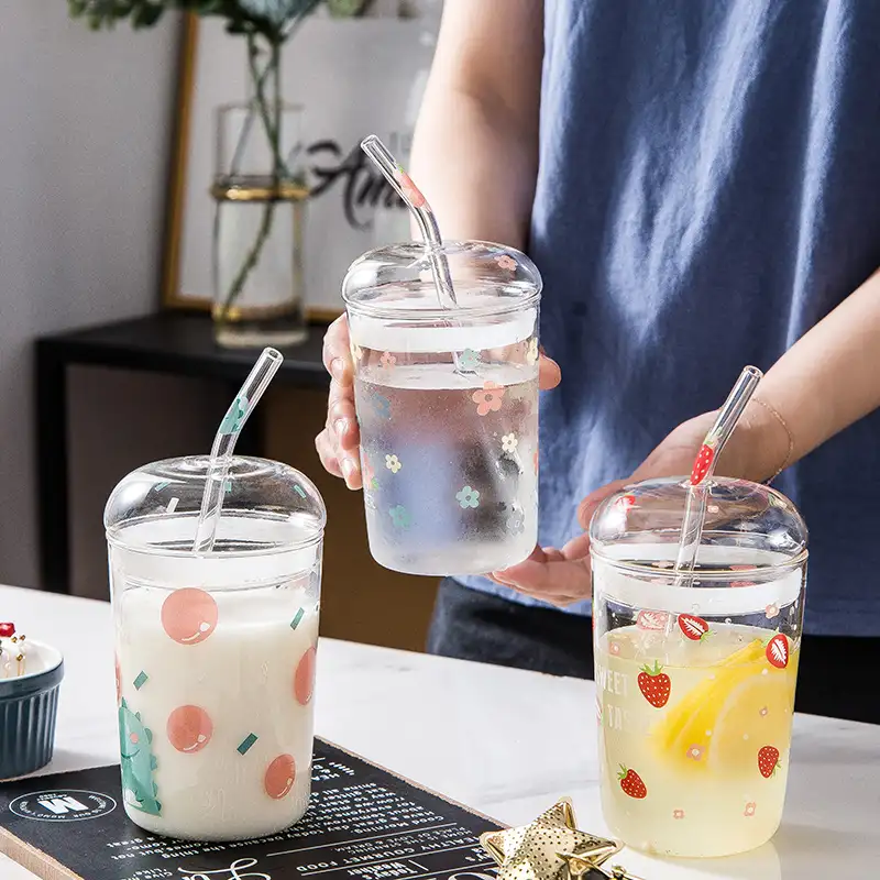 Feiyou neuer Großhandel Cute ins Fashion Erdbeer wasser flasche Glas weiblich kreative hohe Boro silikat glas Wasser flasche