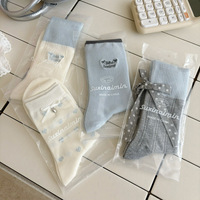 Chaussettes mi-mollet printemps-été en blanc laiteux et bleu avec rayures brodées de lettres