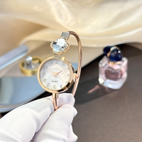 Bracelet-montre en alliage trèfle à quatre feuilles de luxe à la mode avec cadran en verre, mouvement à quartz de 9 mm d'épaisseur pour femmes