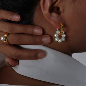 Venta al por mayor 18K chapado en oro joyería de las mujeres de moda patrón geométrico pendientes de acero inoxidable con perlas de plata puños aro - Product Image 3