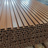 Carreaux de terrasse extérieurs creux imperméables en bois composite plastique WPC carrés modernes antidérapants pour terrasse de jardin