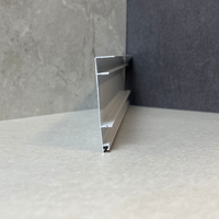 Plinthe en aluminium rainurée, garniture métallique, moulure décorative pour les intérieurs de projets commerciaux
