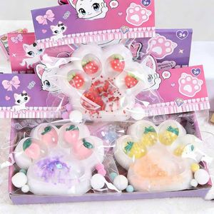 ของเล่นบีบคลายเครียดรูปสตรอว์เบอร์รี สับปะรด กรงเล็บแมว พร้อมเสียงดนตรี ดีไซน์น่ารัก สร้างสรรค์  วัสดุ TPR สำหรับทุกเพศทุกวัย อายุ 14 ปีขึ้นไป - Product Image 1