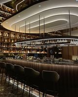 Comptoir de bar et armoire murale en acier inoxydable sur mesure pour la rénovation de bars et restaurants d'hôtels