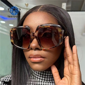 Teenyoun – <span class=keywords><strong>lunettes</strong></span> <span class=keywords><strong>de</strong></span> <span class=keywords><strong>soleil</strong></span> <span class=keywords><strong>de</strong></span> styliste irrégulières <span class=keywords><strong>de</strong></span> luxe surdimensionnées rétro en forme <span class=keywords><strong>de</strong></span> <span class=keywords><strong>femme</strong></span> 2023 nouvelle monture Large dégradé pour homme - Product Image 3