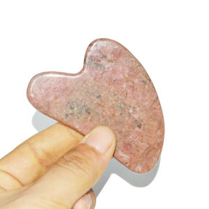 La pierre de massage Gua Sha en forme de cœur en rhodonite naturelle certifiée CE pour le visage favorise la <span class=keywords><strong>circulation</strong></span> sanguine locale - Product Image 1